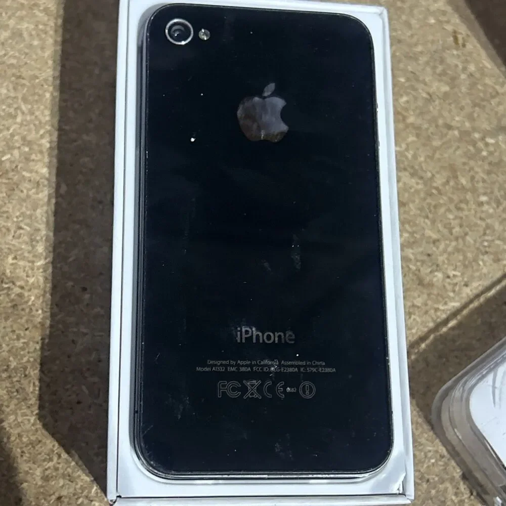 Apple iPhone 4 16GB Black iOS 3.5in GSM Unlocked w/ Box & External Charger Case